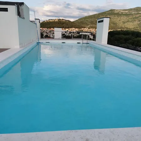 Travunia Lux With The Pool On The Rooftop トレビニエ