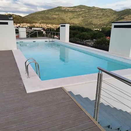Travunia Lux With The Pool On The Rooftop アパート *